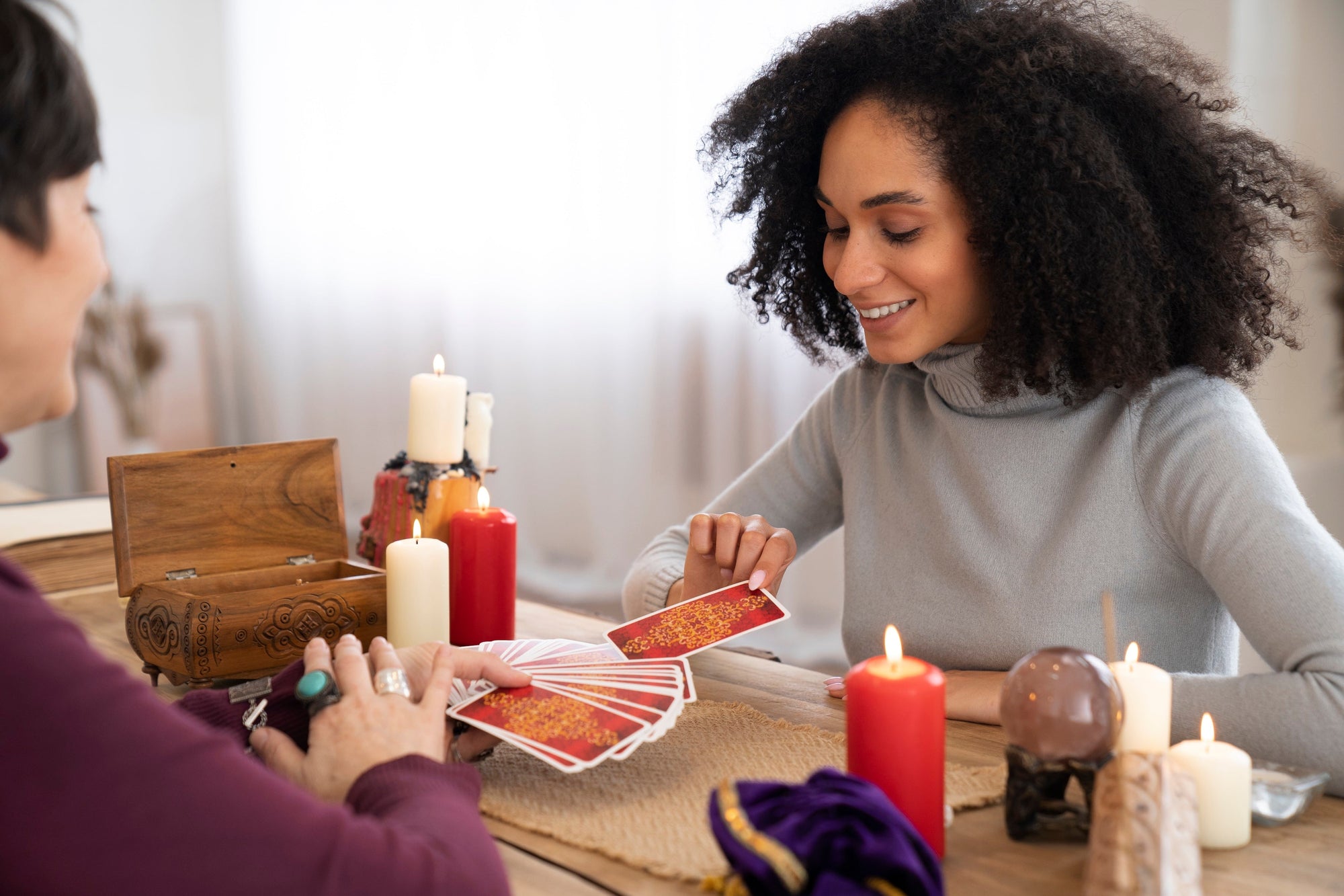 Wat is een spirituele reading – Kaartlezen, rook lezen en chakra lezen